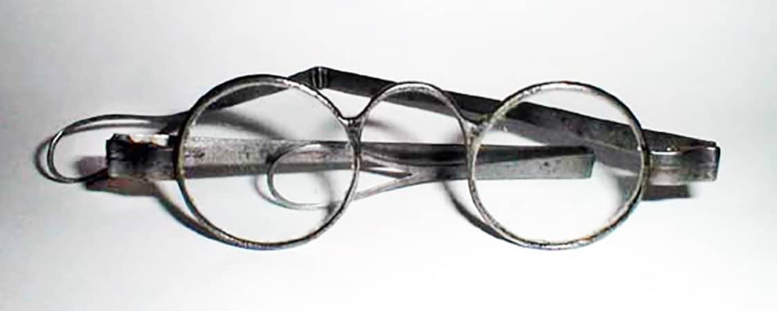 Iron frame double-hinged spectacles with tear drop loops, ca. mid-18th century