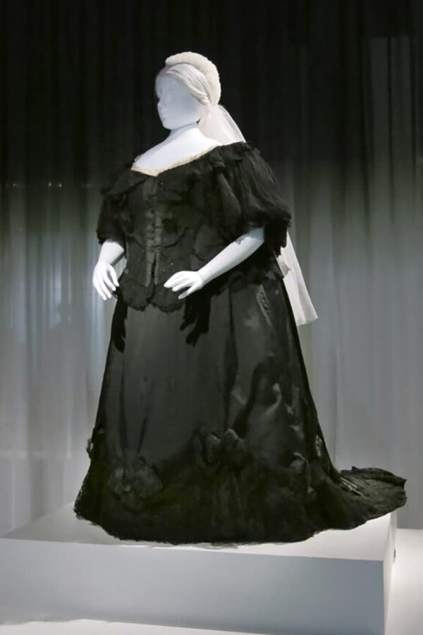 Mourning Robe The Evolution of Mourning Wear: A Historical Overview | Journal of ...