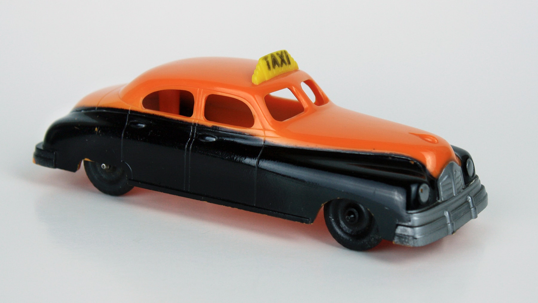 The Packard taxi is straight out of a 1940s film noir.