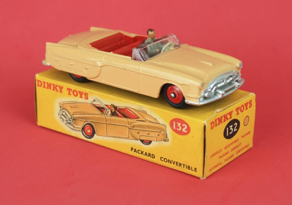 Dinky’s number 132 Packard sported a 
driver figure wearing a suit.