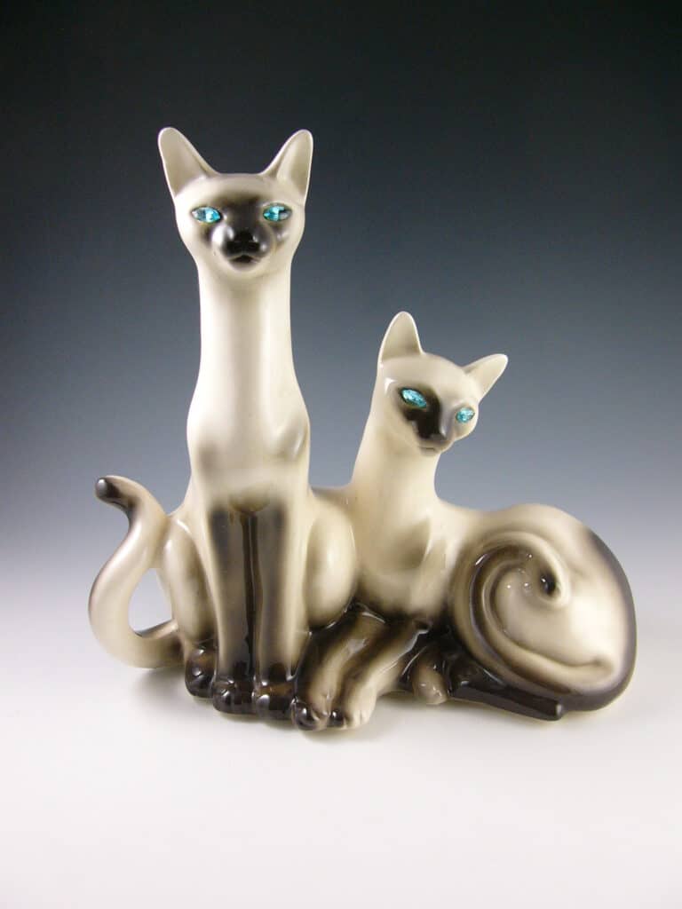We are Siamese, if you please.” Cats were among the most popular subjects for TV lamps.