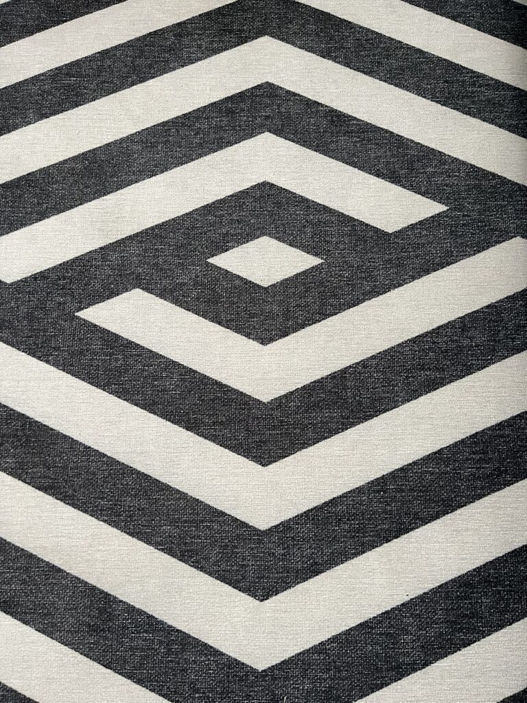 Does this pattern look familiar, all you 
longtime Barbie fans? A retro-inspired 
rug such as this one lightens and brightens 
the mood of a home office.