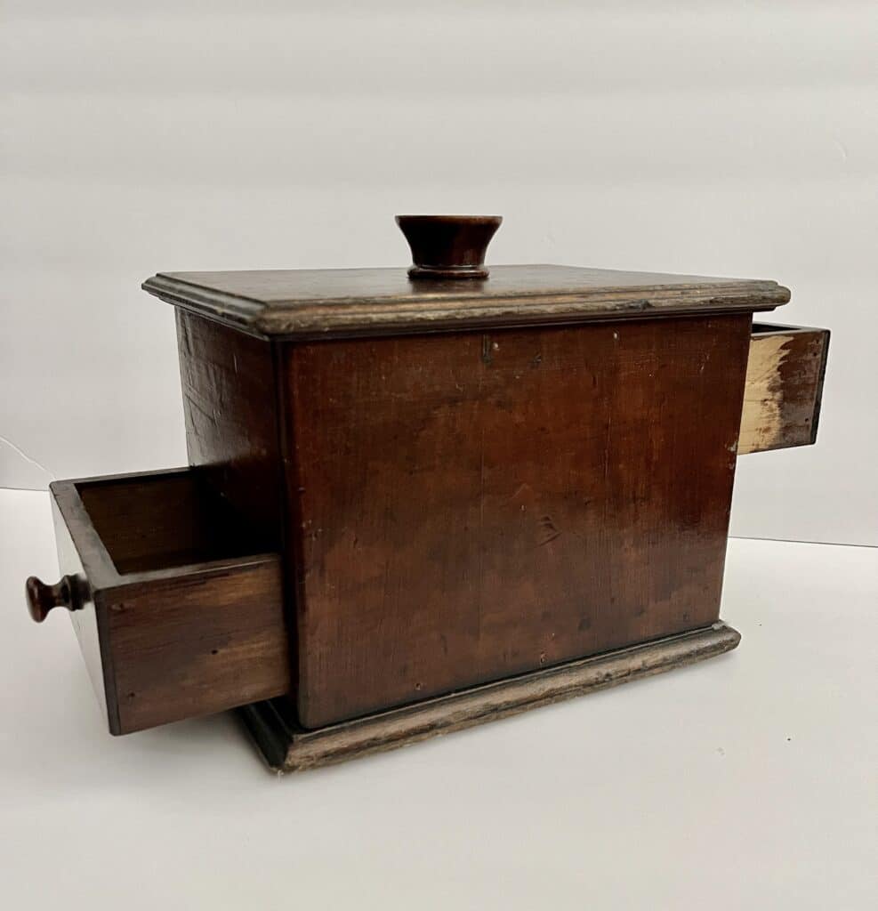 Once the property of a union local, this 
ballot box employed marbles, a chute, 
and two drawers to ensure the secrecy 
of members’ votes.
