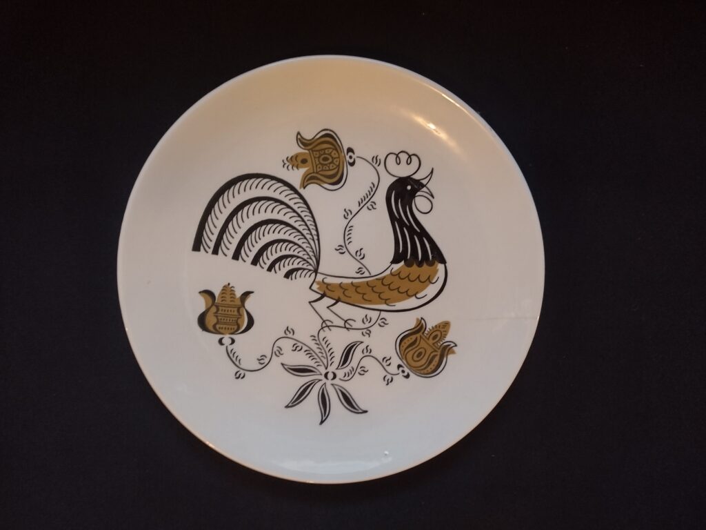 A ‘60s-modern interpretation of the 
rooster motif on a display plate.